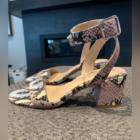 Vince Camuto Gidgena Ankle Strap Sandal size 7.5 - Picture 3 of 5